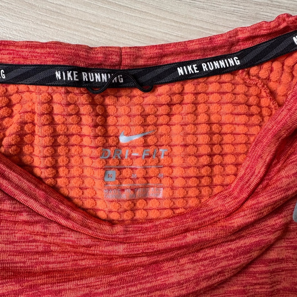 Nike Running Dri-FIT Long Sleeve Top M Coral Thumb Holes Reflective Zip Pocket - Picture 4 of 7